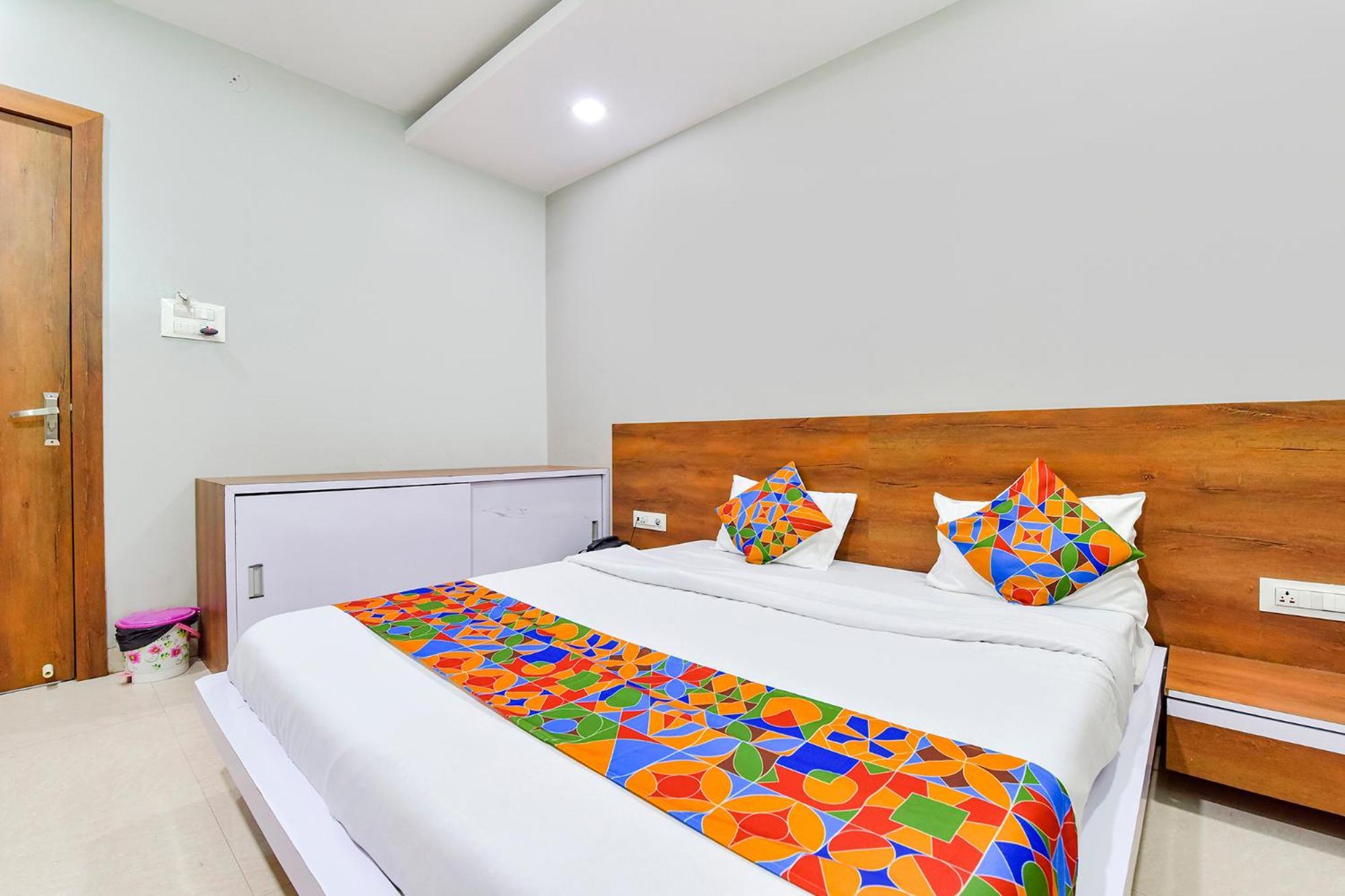 Fabhotel Raghumani Palace 우자인 외부 사진