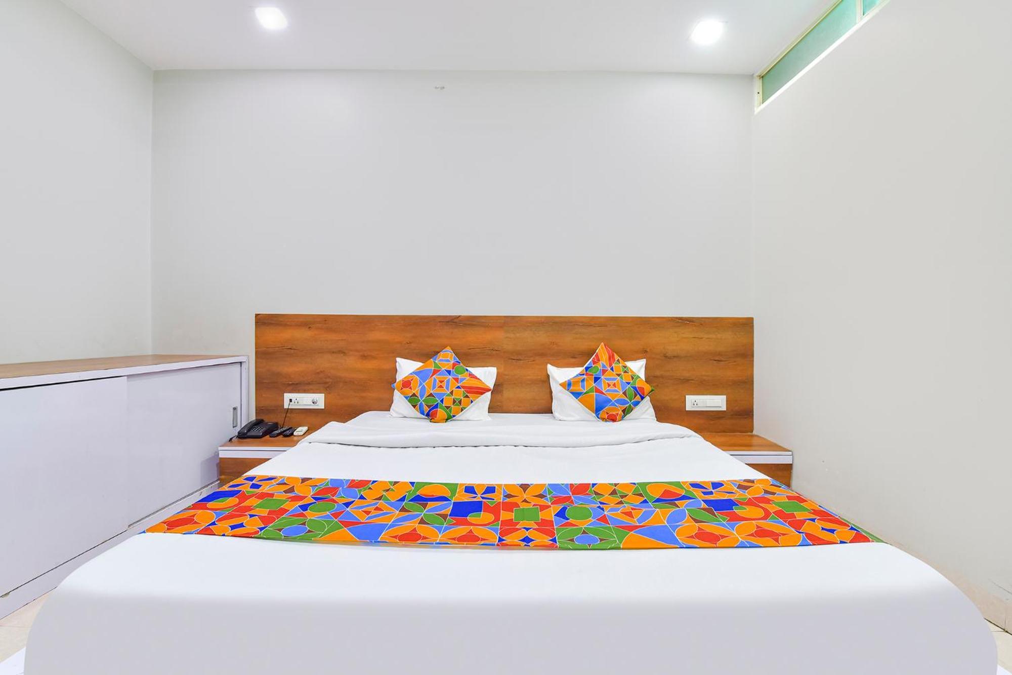 Fabhotel Raghumani Palace 우자인 외부 사진