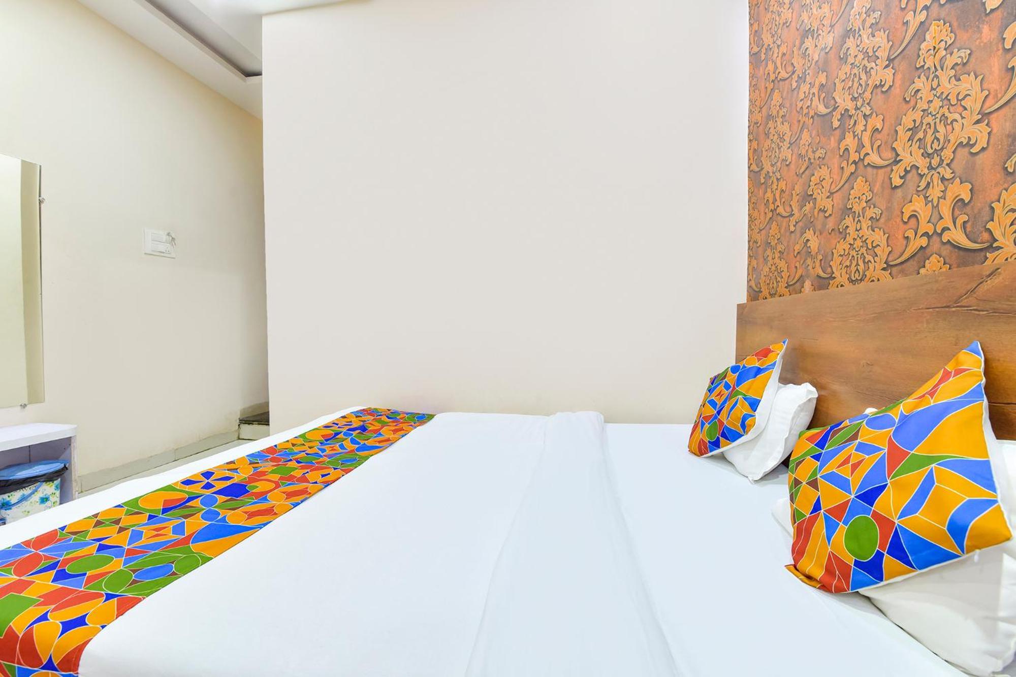 Fabhotel Raghumani Palace 우자인 외부 사진